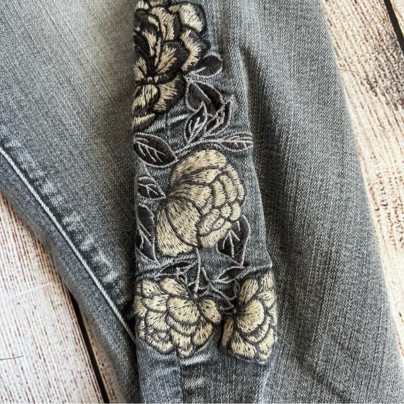 TORRID Ankle Skinny Embroidered Jeans 26R - Picture 8 of 8